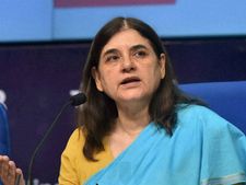 பட்டப் சான்றிதழ்களில் தந்தையின் பெயர் கட்டாயமாக்கப்பட வேண்டாம் .. மேனகா காந்தி 