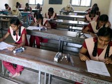 +2 தேர்வு முடிந்தது - கடைசித் தேர்வில் பிட் அடித்து 12 மாணவர்கள் சிக்கினர் 