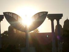 ப்பா.. வெயில் வெளுக்குதா.. வெளியில் போகணுமா.. எம்.ஜி.ஆர். மாதிரி நடந்து போங்க ப்ளீஸ்!