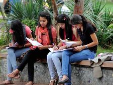 பிளஸ் 2வில் மார்க் கம்மியா எடுத்துட்டீங்களா? நோ டென்சன்.. வேலை வாய்ப்பை அள்ளித் தரும் படிப்புகள் 