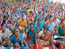 ஆசிரியர்கள் ஊதியம் மற்றும் பென்ஷன் தொடர்பான கோரிக்கையை வைத்து போராட்டம் !!