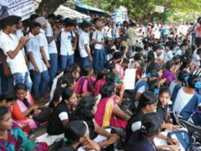 நீட் தேர்வுக்கு  எதிராக தொடரும் ஆறாவது நாள் போராட்டம் !!