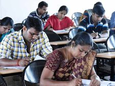 ஆசிரியர் பயிற்சி பட்டய தேர்வு முடிவுகளை நிறுத்தி வைத்த அரசுத் தேர்வுகள் இயக்ககம்!