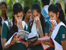 பள்ளி, கல்லூரிகள் இப்போதைக்கு திறக்கப்படாது! மத்திய அரசு!