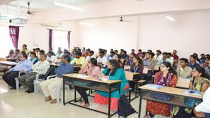 தொழில்முறை உதவியாளர் பணிக்கு தினசரி ரூ.821 ஊதியம்...!