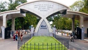 புதுச்சேரி ஜிப்மர் பல்கலை.யில் காத்திருக்கும் உதவிப் பேராசிரியர் வேலை...!!