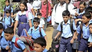 வரவேற்பு பெறும் அரசு பள்ளிகள்...! புதிதாக 1.04 லட்சம் மாணவர்கள் சேர்ப்பு...!!