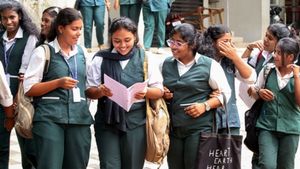 நாளை வெளியாகிறது பிளஸ் 1 தேர்வு முடிவுகள்....மகிழ்ச்சியில் மாணவச் செல்வங்கள்...!!