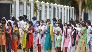 கலை, அறிவியல் படிப்புகளுக்கு கூடுது மவுசு...இதுவரை 70 ஆயிரம் பேர் விண்ணப்பம்...!!