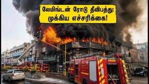 மும்பை லேமிங்டன் ரோடு தீவிபத்து: போக்குவரத்து மாற்றம், பொதுமக்கள் கவனத்திற்கு முக்கிய எச்சரிக்கை!