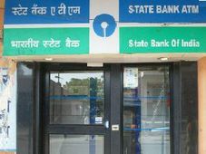 Engineering Student Breaking Open SBI ATM - Caught