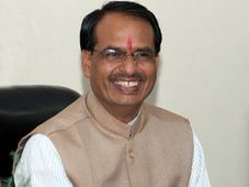 Shivraj Singh Chouhan distributes cheques to students to buy laptops