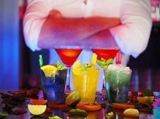 How To Become A Bartender? Courses & Job Opportunities
