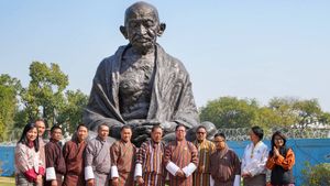 10 Inspiring Quotes by Mahatma Gandhi, Essay on Non-violence of Mahatma Gandhi in 800 Words