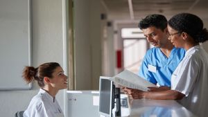 Best Career Paths in Hospital Management and Potential Earnings 