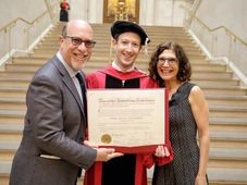 ಹದಿಮೂರು ವರ್ಷಗಳ ನಂತರ ಪದವಿ ಪಡೆದ ಫೇಸ್ ಬುಕ್ ಜನಕ ಮಾರ್ಕ್ ಜುಕರ್ಬರ್ಗ್