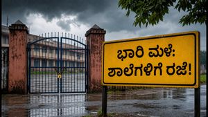 ಭಾರಿ ಮಳೆ ಅಬ್ಬರ: ಯುಪಿಯ ಹಲವು ಜಿಲ್ಲೆಗಳಲ್ಲಿ ಶಾಲೆಗಳಿಗೆ ರಜೆ ಘೋಷಣೆ, ನಿಮ್ಮ ಜಿಲ್ಲೆ ಇಲ್ಲಿದೆ!