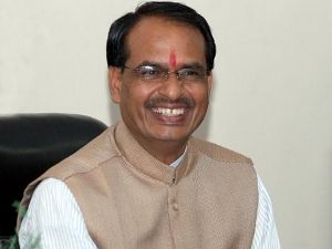Shivraj Singh Chouhan distributes cheques to students to buy laptops