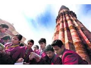 Students conduct experiment at Qutub Minar 