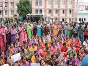 Andhra Pradesh bifurcation: Seemandhra teachers agree to end strike 