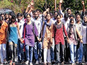 UoH students set protest on City Hospital, blaming medical negligence