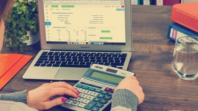 Accounting Manager vs Accounting Auditor: What's the Difference?