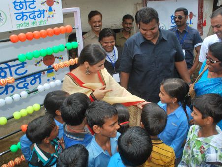 Vidya teachinjg the kids abacus