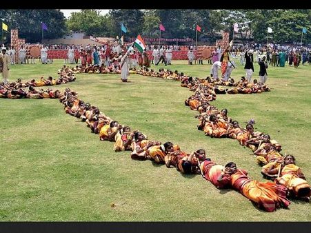 Children form India map