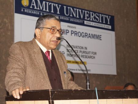 Dr. Rajnikant Tewary – Former DRDO Scientist ‘G’ & former Scientific Advisor to Chief of Naval Staff addressing the gathering
