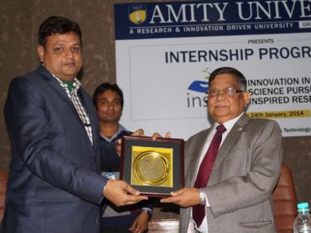 Mr Panchanan Sah presenting memento to Dr Anand Kumar