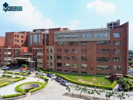 8. Amity University, Jaipur