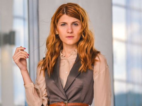 ಚೆನ್ನಾಗಿ ಮಾತುಬಲ್ಲವಳಾಗಿರುತ್ತಾಳೆ: 