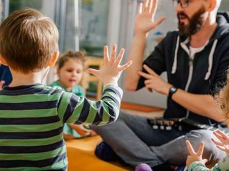 2. ನಾಟಕಗಳು ಅಥವಾ ಸ್ಕಿಟ್ ಮಾಡಲು ಸಹಕರಿಸಿ: