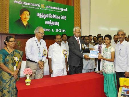 துணைவேந்தர் வழங்கினார்: