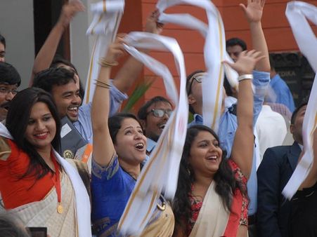 மாணவர்களுக்குப் பட்டம்