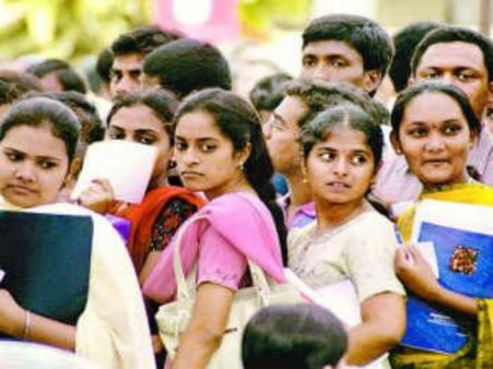 படித்தும் தகுதி இல்லை: