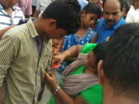 சட்டையை கிழித்து தேர்வெழுதியவர்கள் 