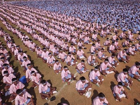 மாணவர்களுக்கு மதிய உணவு 