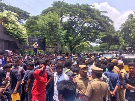 திரளான மாணவ கூட்டம் 