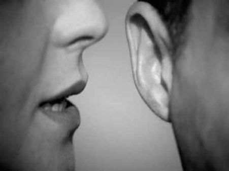 இடமறிந்து பேசுவது நலம் :