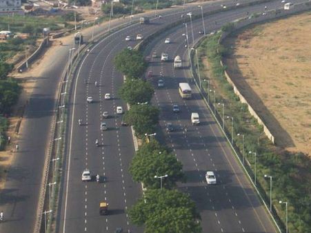 5. இந்தியாவின் நெடுஞ்சாலை திறன் கையேட்டை வெளியிட்ட மத்திய அமைச்சர் யார் ? 