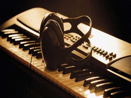 இசை அமைப்பாளர்: