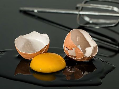 கேள்வி 2: ஒரு முட்டை மேலிருந்து கான்கிரிட் தரையில் போடப்படுகிறது ஆனால் உடையவில்லை ஏன்?