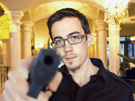 கேள்வி10: உங்களை நோக்கி ஒருவர் துப்பாக்கி காட்டுகிறார் என்ன செய்வீர்கள்?