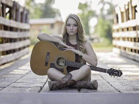 இசை எழுத்தாளர்: