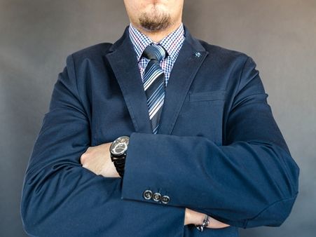 கை வச்சுட்டு கம்முணு இருங்க..!