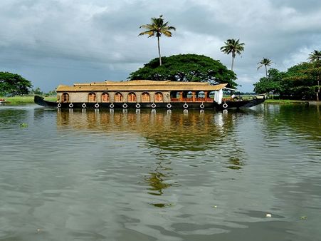 கேள்வி 04 : கேரளாவின் மிகப்பெரிய ஏரி எது? 