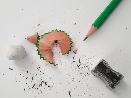 கேள்வி 8. சாதாரண பென்சிலால் சுமார் எத்தனை நீளத்துக்கு கோடு வரையலாம்? 