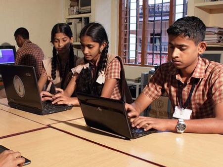 இலவச சீருடை