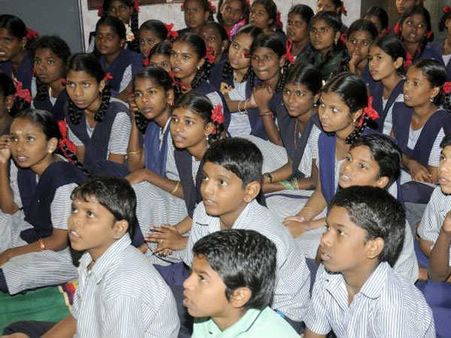 அதிர்ச்சியில் பள்ளி மாணவர்கள்